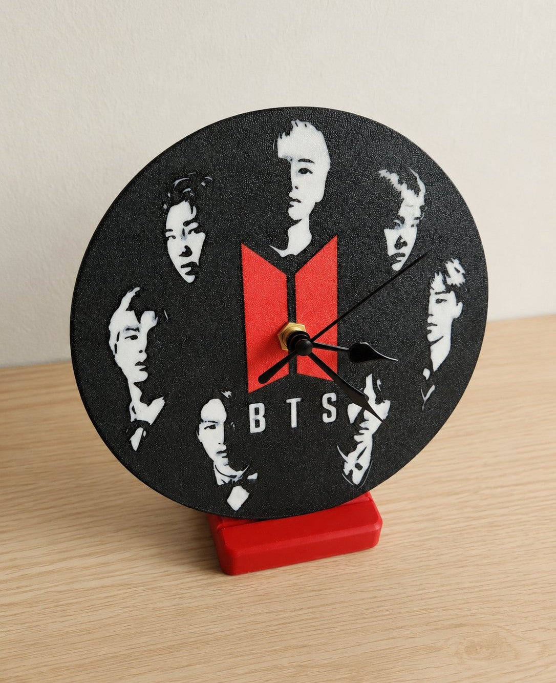 Reloj de escritorio BTS rojo