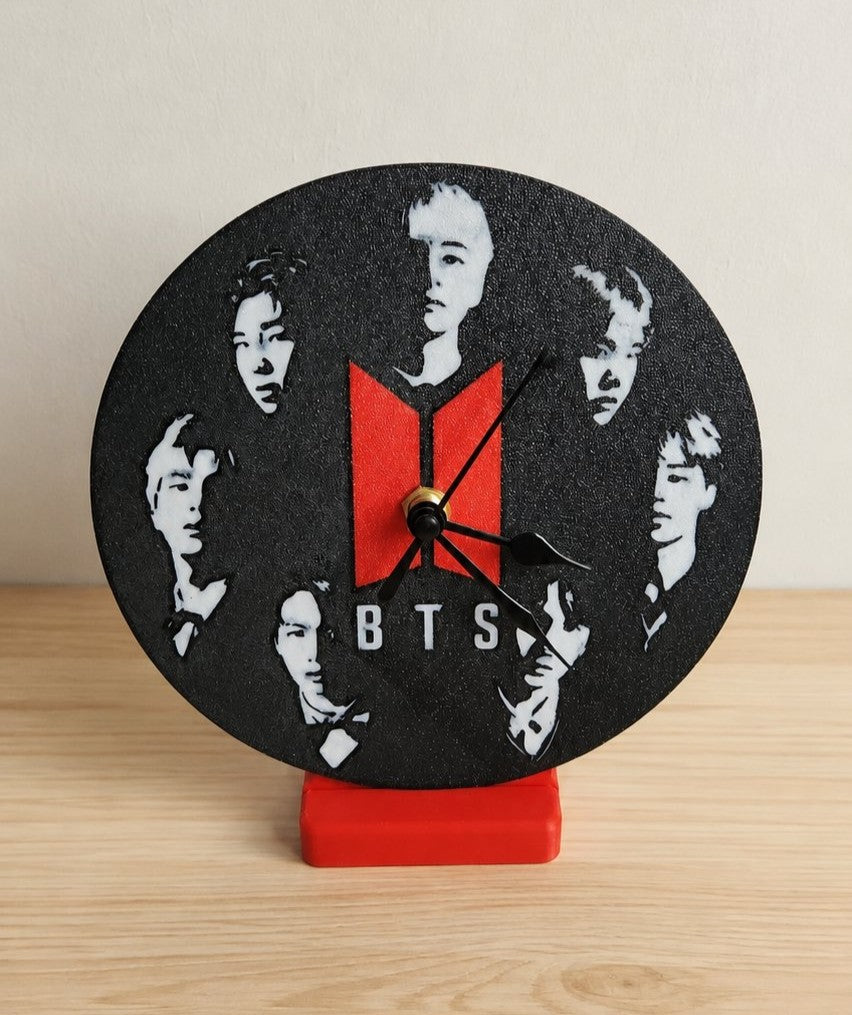Reloj de escritorio BTS rojo